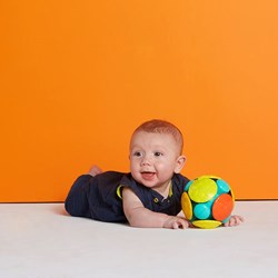 Bright Starts balle de jeu interactive Wobble Bobble Crawl & Chase multicolore