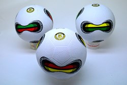 HOT Sports + Toys ballon de football rue caoutchouc blanc taille 5 motif
