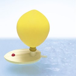 Goki bateau à ballon en bois jouet - plaisir aquatique coloré