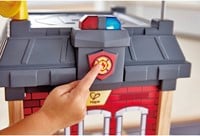 Hape Caserne de pompiers jouet avec accessoires et lumières-2