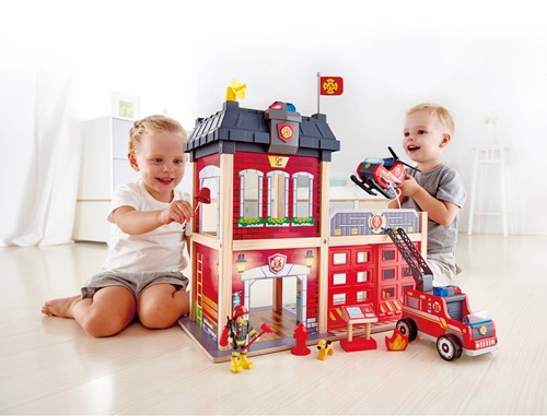 Hape Caserne de pompiers jouet avec accessoires et lumières-3