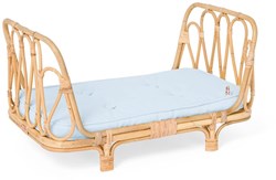 Poppie Rotan poppenbedje met blauw matrasje.