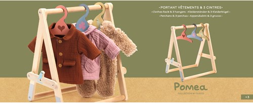 Djeco POMEA COLLECTION - ACCESSOIRES POMEA Portant vêtements & 3 cintres - FSC 100%
