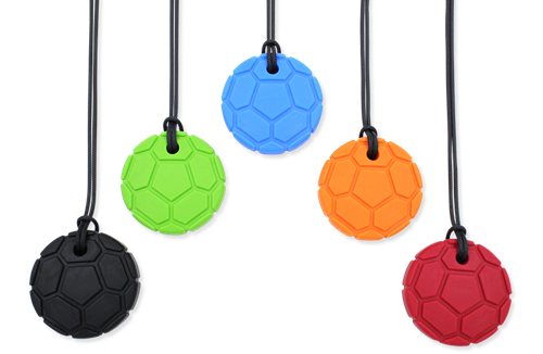 ARK Therapeutic collier à mâcher ballon de football rouge XT - pendentif à mâcher pour enfants Brede, ronde kauwketting in voetbalvorm voor stevige kauwers.-2