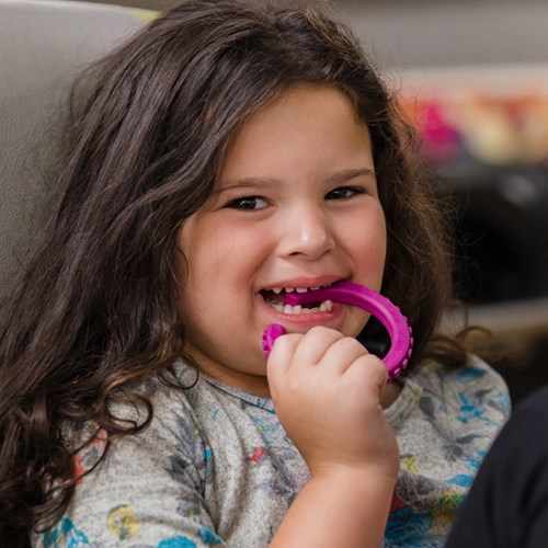ARK Therapeutic bracelet à mâcher jouet sensoriel noir moyen XT Getextureerde kauwarmband om te draaien om de pols, alternatief voor kauwen op mouwen, voor kinderen en volwassenen.-3
