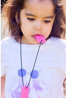 ARK Therapeutic bijou à mâcher collier sensoriel Hot Pink XT Medium jouet sensoriel Dunne, discrete kauwketting met twee hangers in dog-tag-stijl, voor kinderen en volwassenen.-3
