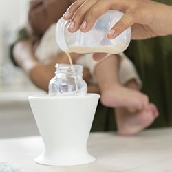 Ingenuity porte-biberon Bokee Soft White - silicone, sans BPA, hygiénique